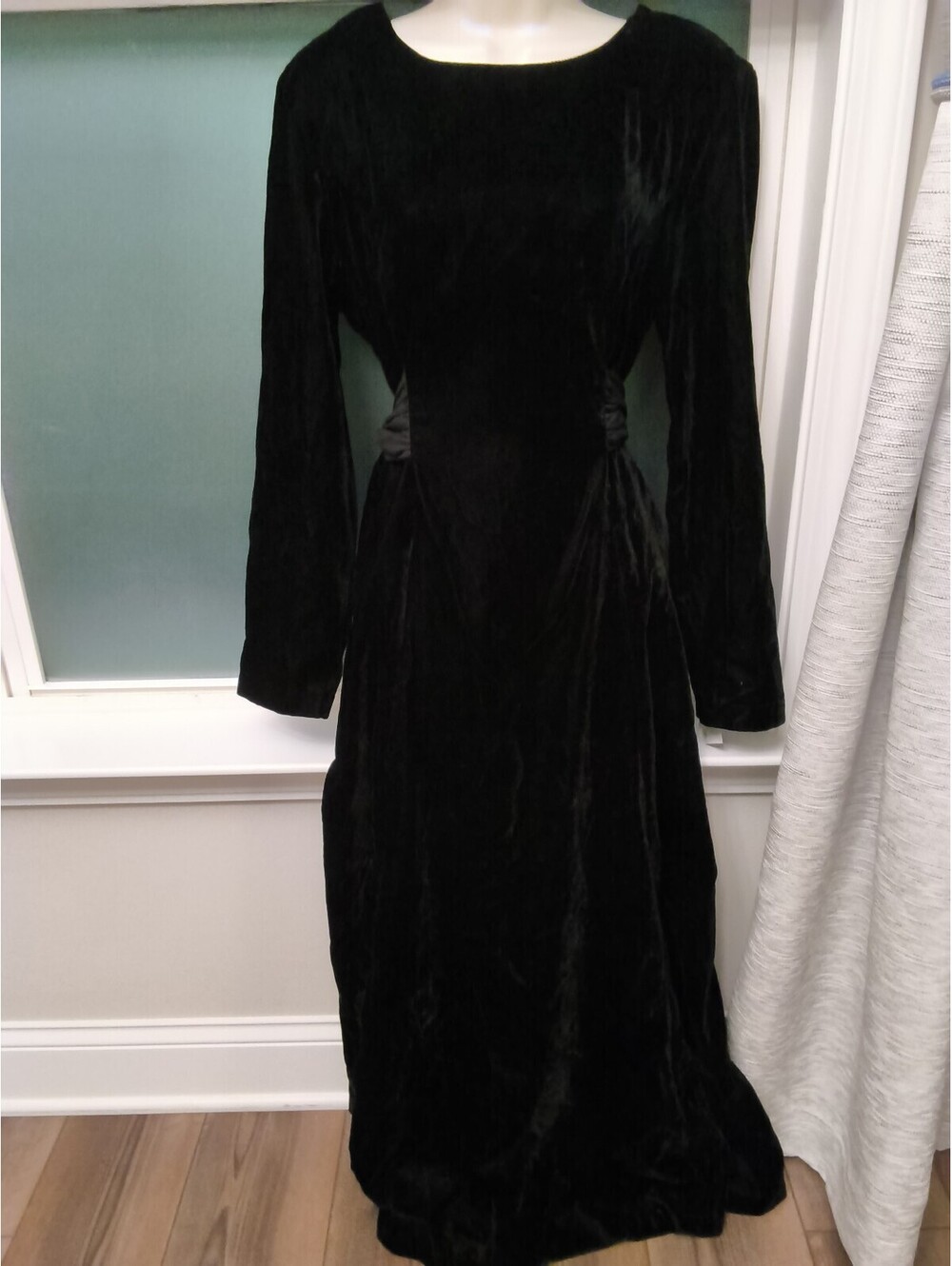 Vintage 80s/90s Gothic Black Velvet Maxi Gown by Decade Designs sz 12